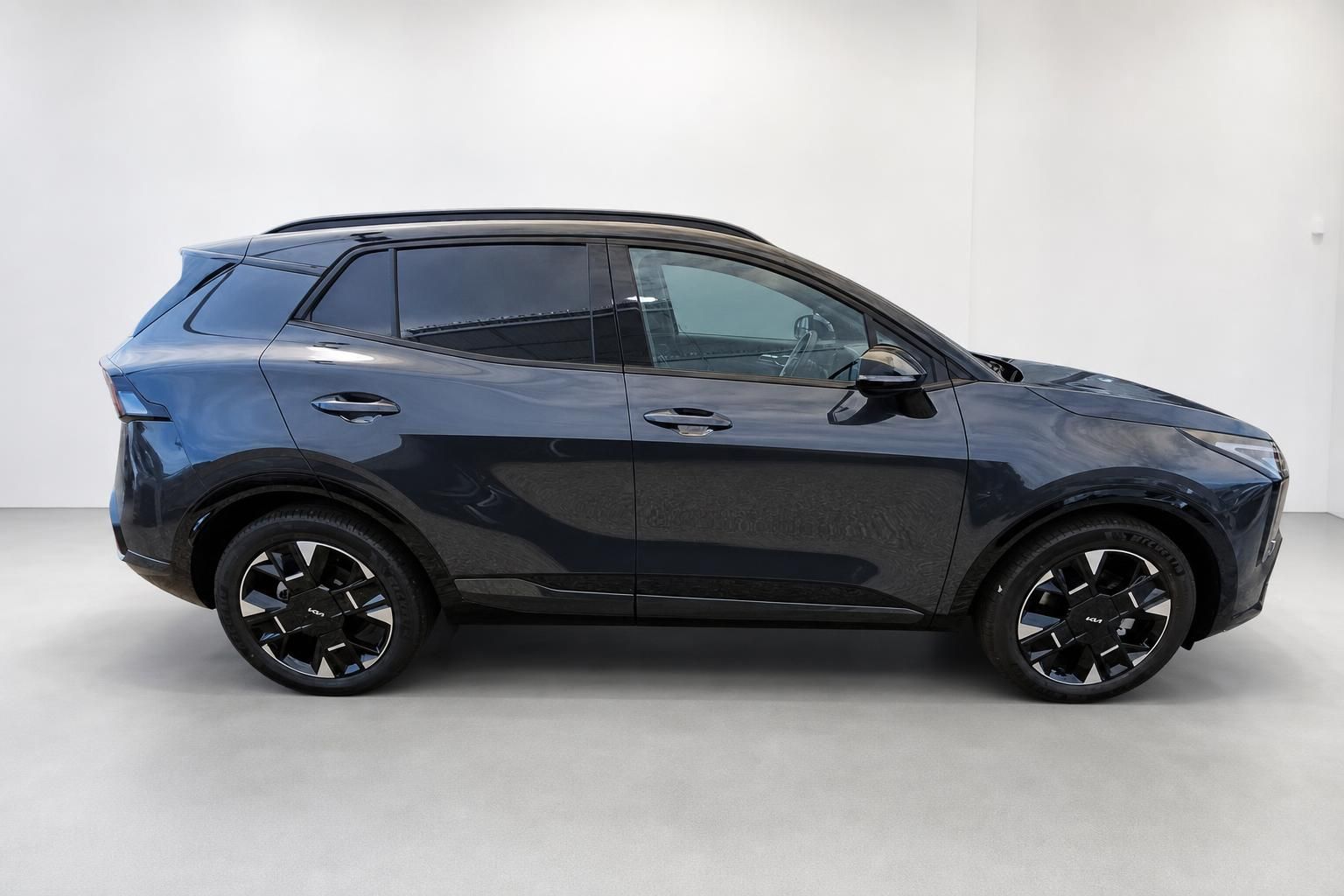 Kia Sportage schwarz Seitenansicht mit Alufelgen