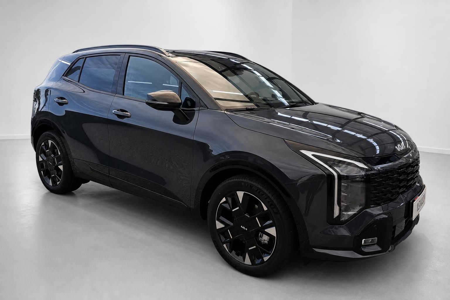 Kia Sportage schwarz Frontansicht seitlich mit Panoramadach