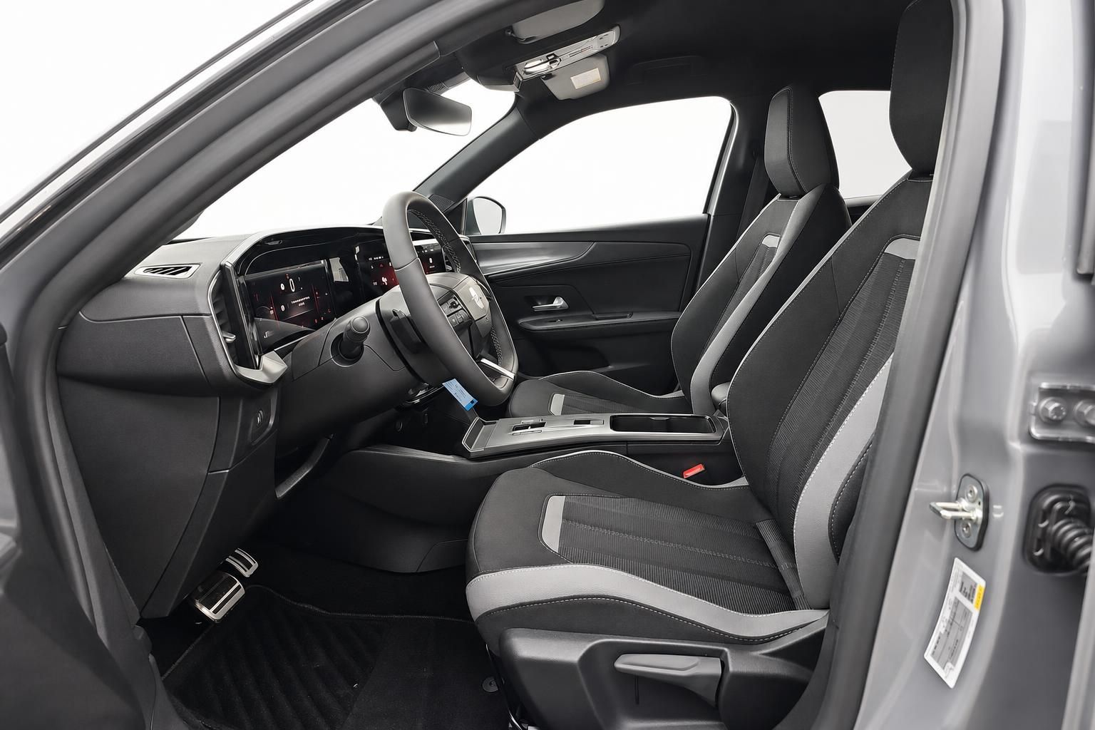 Opel Mokka Innenraum, Vordersitze und Cockpit Detail