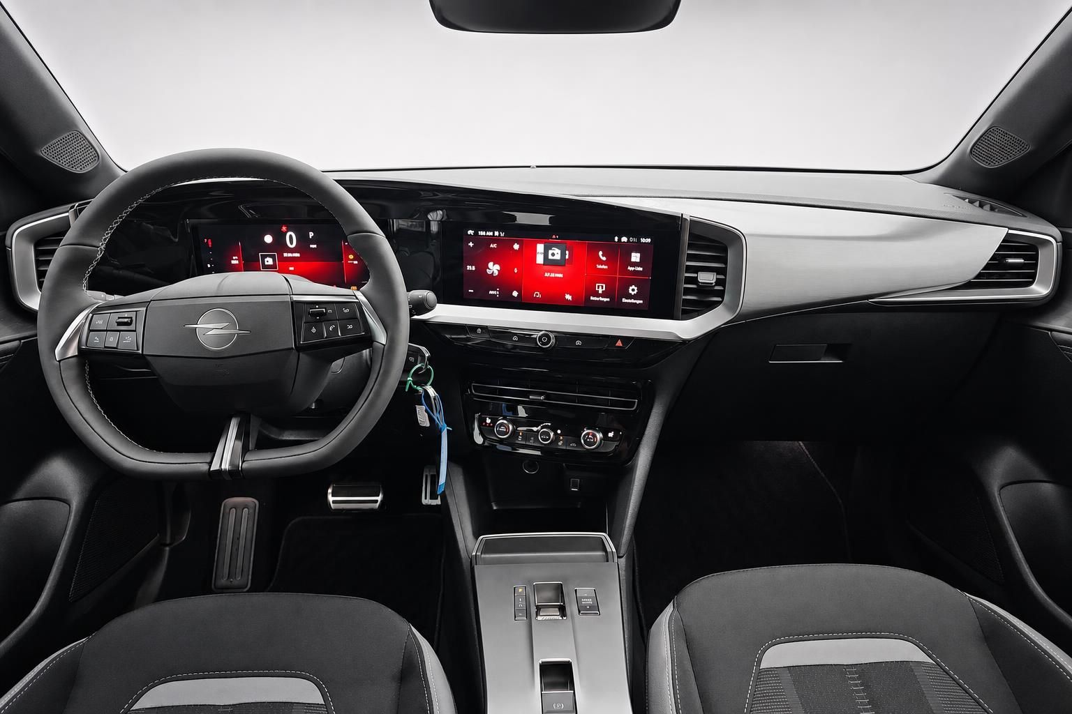 Opel Cockpit mit digitalem Tacho und Infotainment-Display