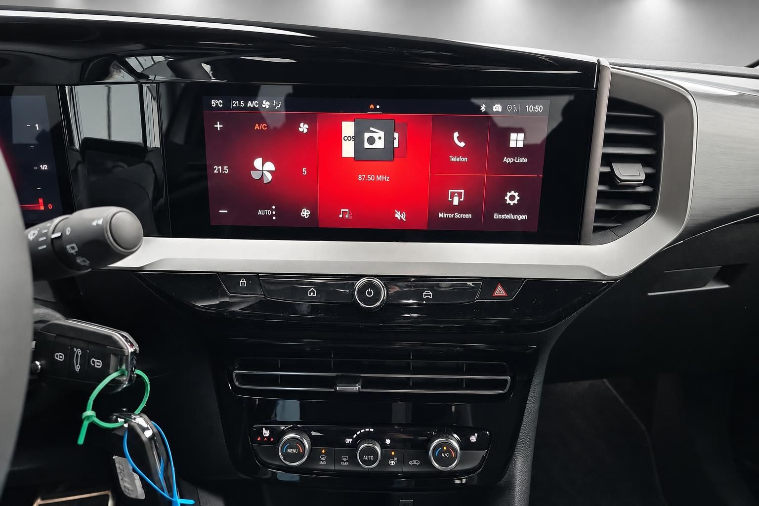Infotainment-Bildschirm mit Klimabedienung im Fahrzeuginnenraum