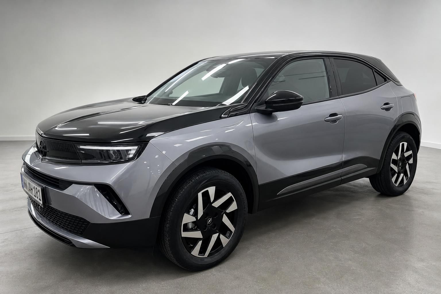 Opel Mokka Grau Metallic, Frontansicht schraeg im Studio