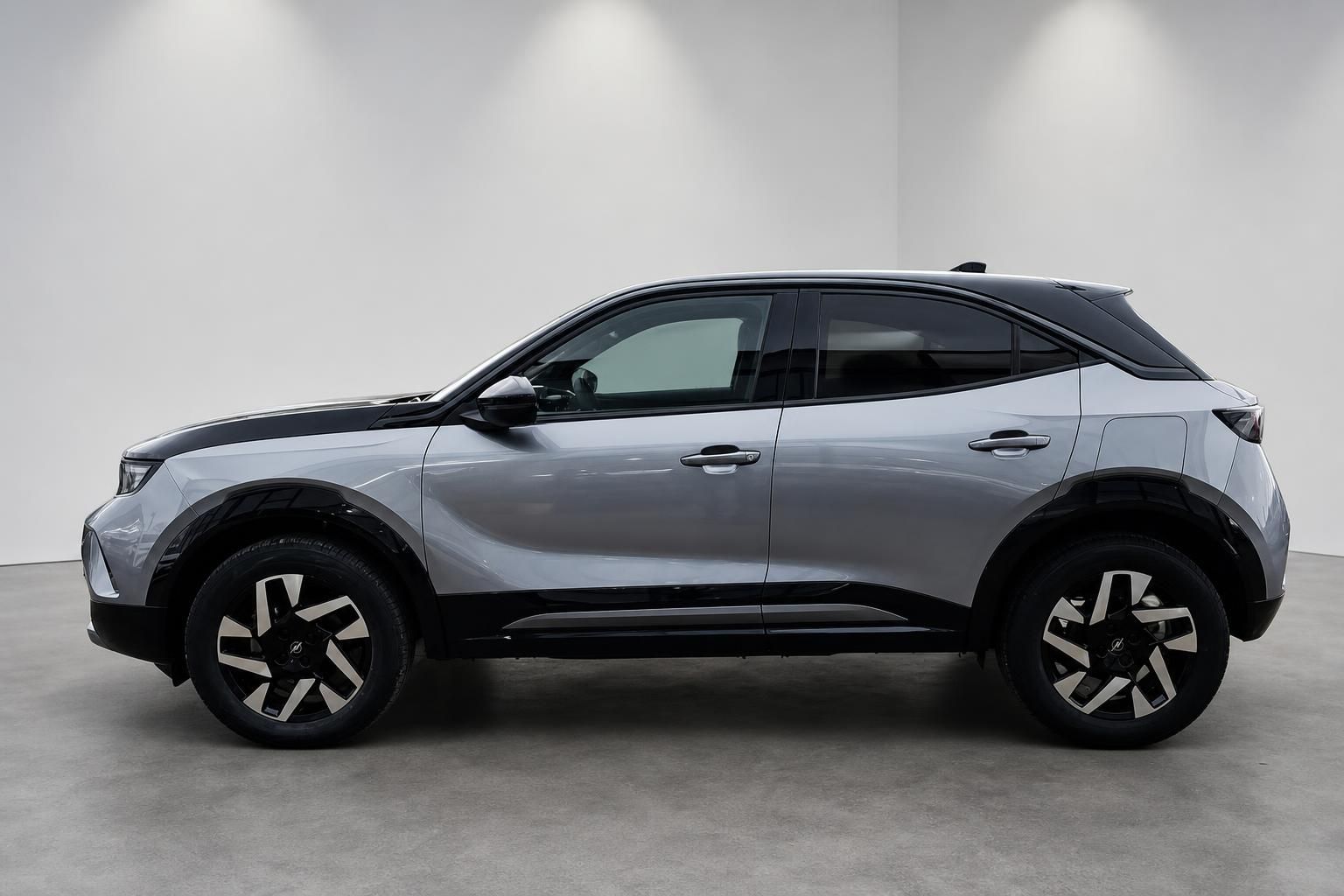 Opel Mokka Grau, Seitenansicht im Fotostudio