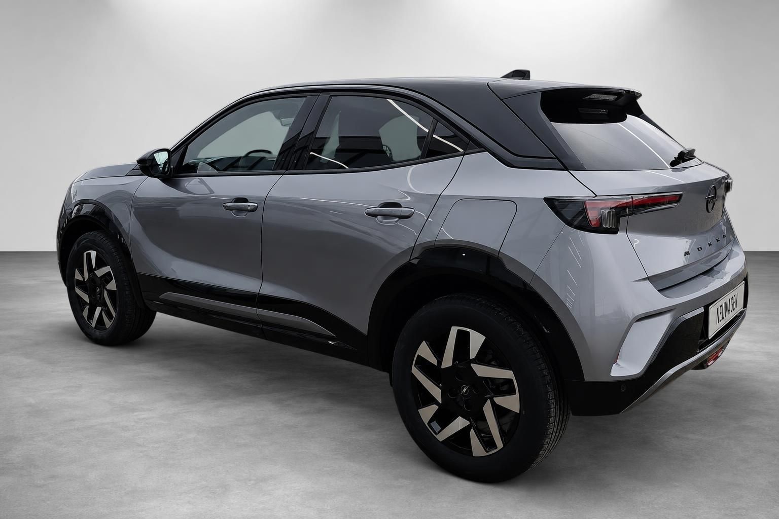 Opel Mokka in Grau, Heckansicht schraeg im Studio