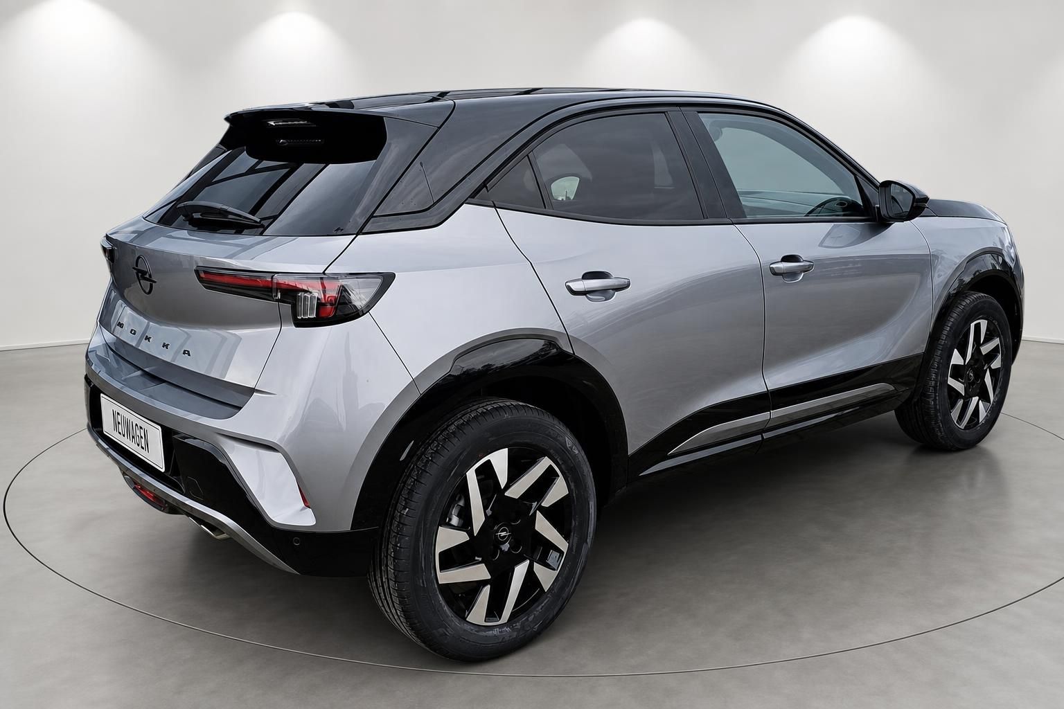 Opel Mokka Silber, Seiten-Heckansicht mit Alufelgen