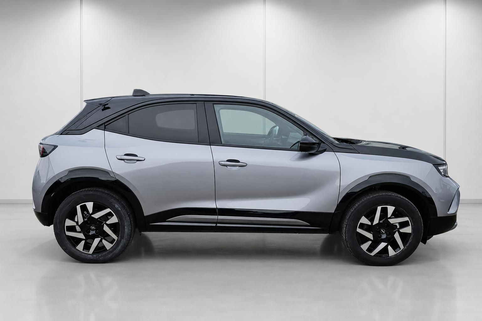 Opel Mokka in Silber, Seitenansicht im Studio