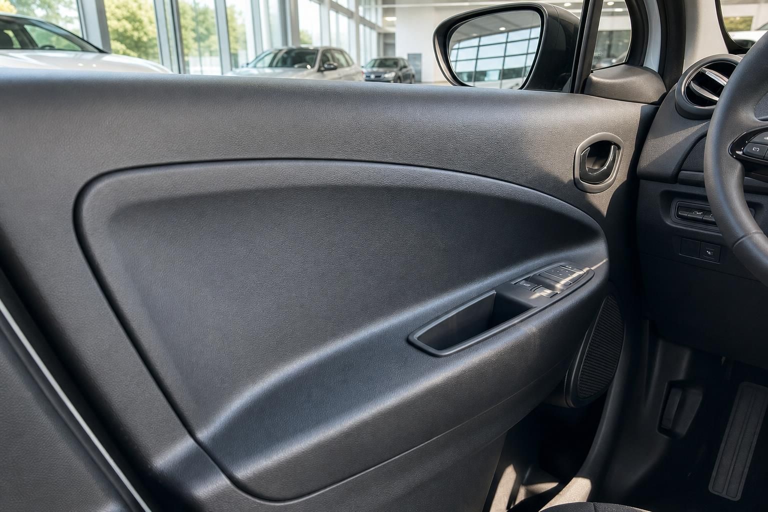 Renault Auto Fahrertür Innenverkleidung mit schwarzen Armaturenelementen und Fensterheberschaltern