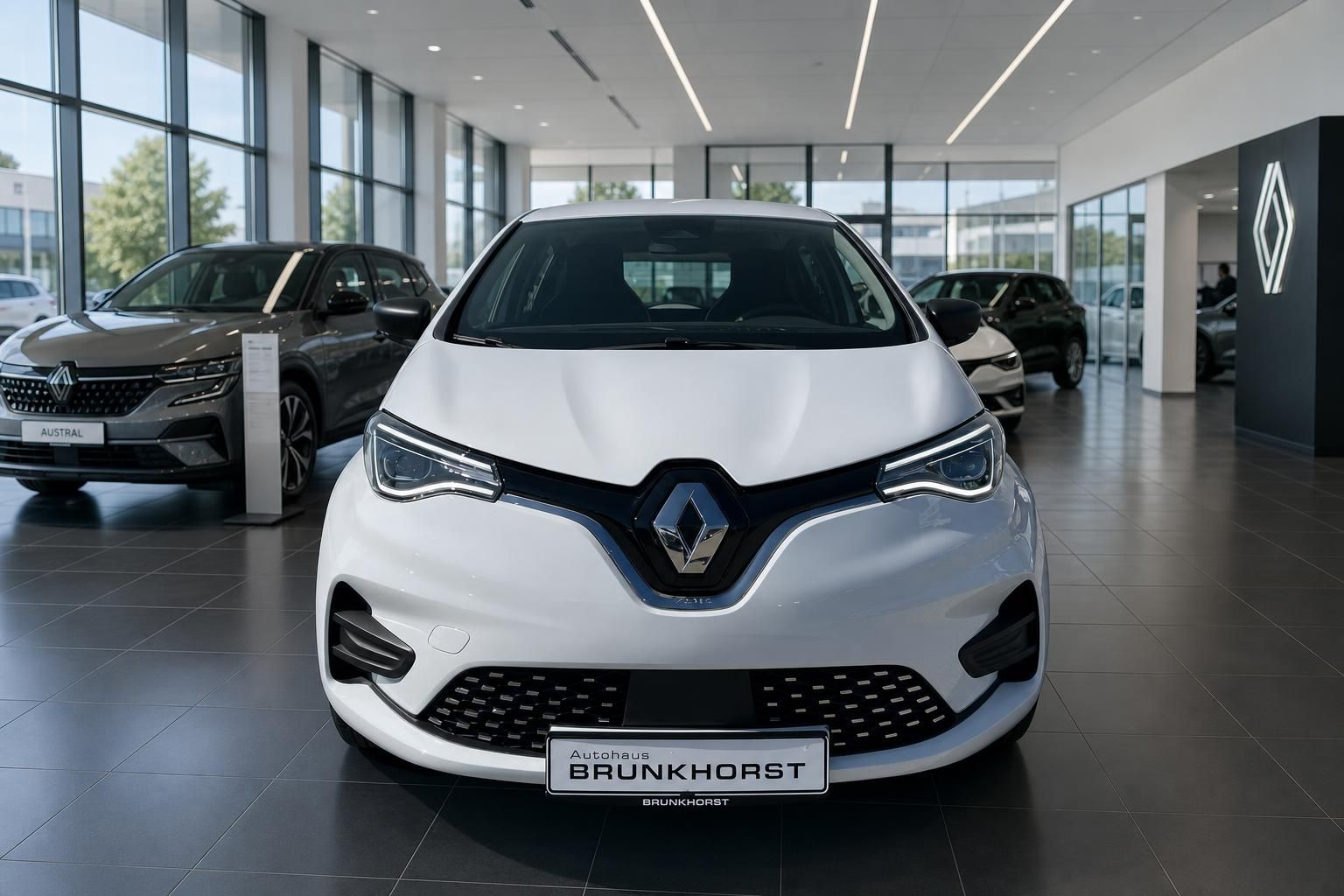 Renault Zoe Elektroauto weiß Frontansicht im Autohaus - moderner Elektro-Kleinwagen