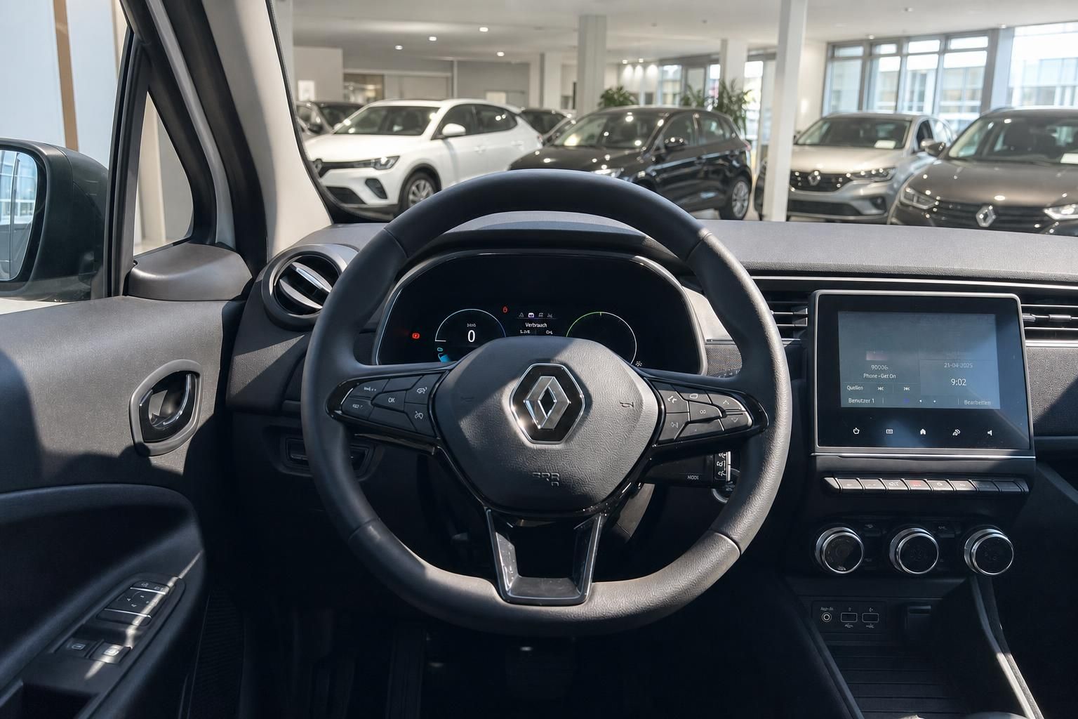 Renault Fahrzeug Innenraum mit Lenkrad, Armaturenbrett und Touchscreen Display im Autohaus