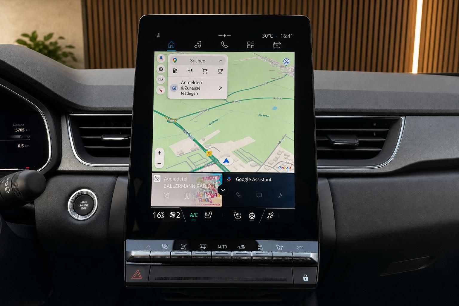 Großer Touchscreen mit Navigationssystem und Google Maps im Fahrzeug-Innenraum