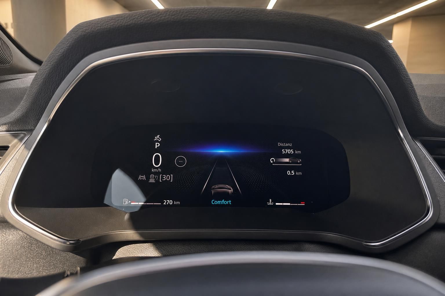 Modernes digitales Tacho und Kombiinstrument mit blauen Akzenten im Fahrzeug-Cockpit