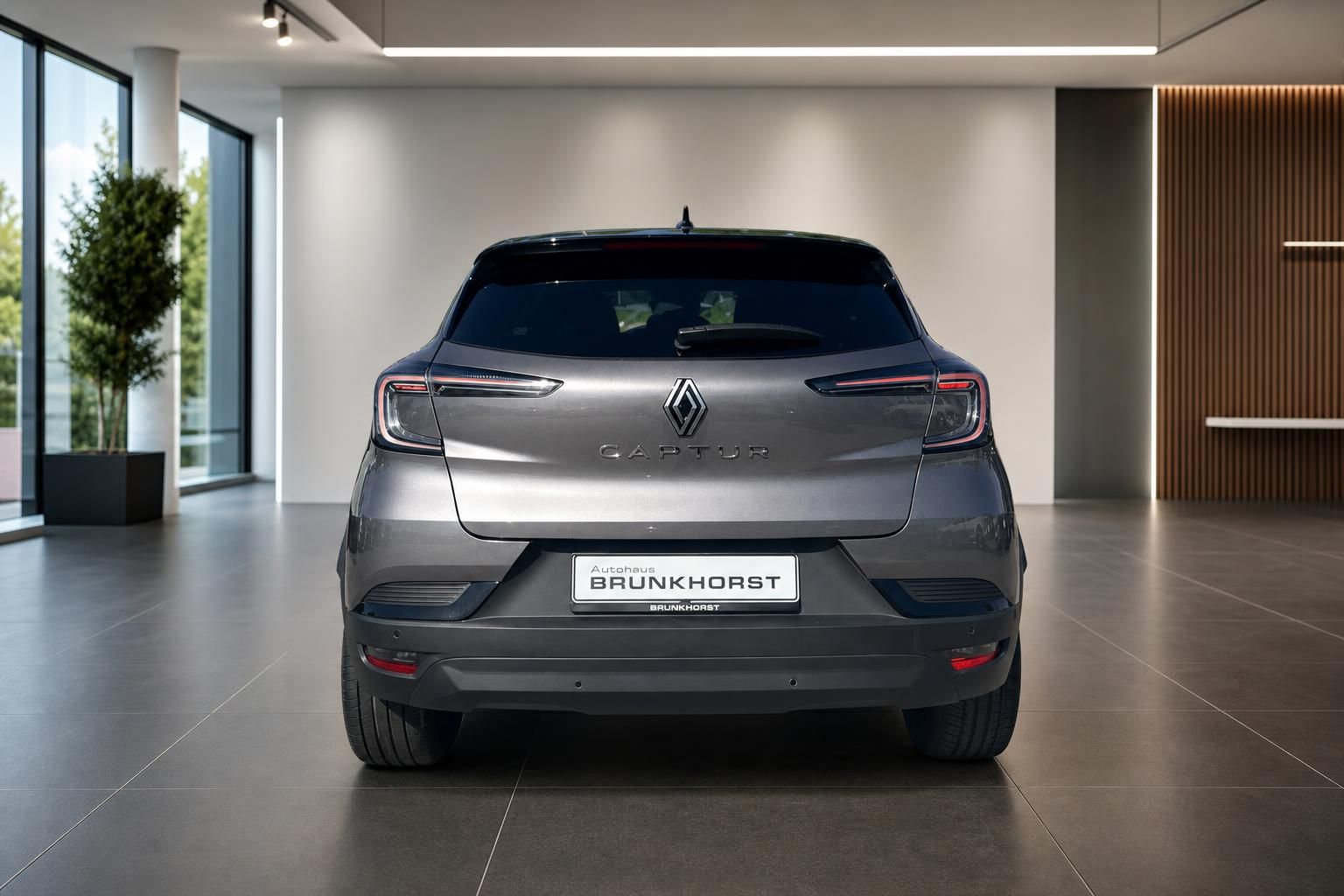 Renault Captur Heckansicht grau im Autohaus Brunkhorst Showroom mit modernem Design
