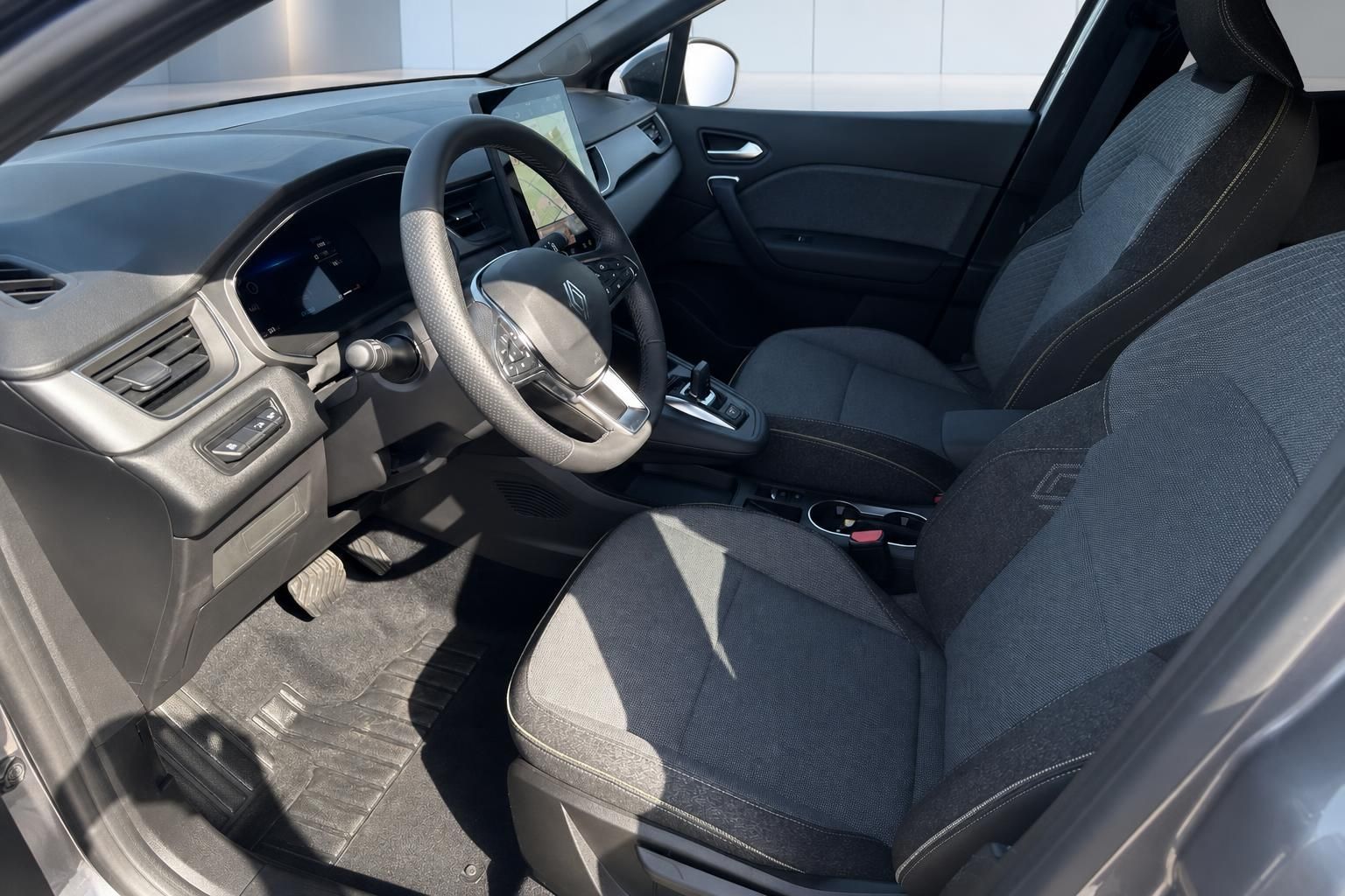 Renault Captur Innenraum Cockpit Fahrersitz mit digitalem Display und modernem Lenkrad