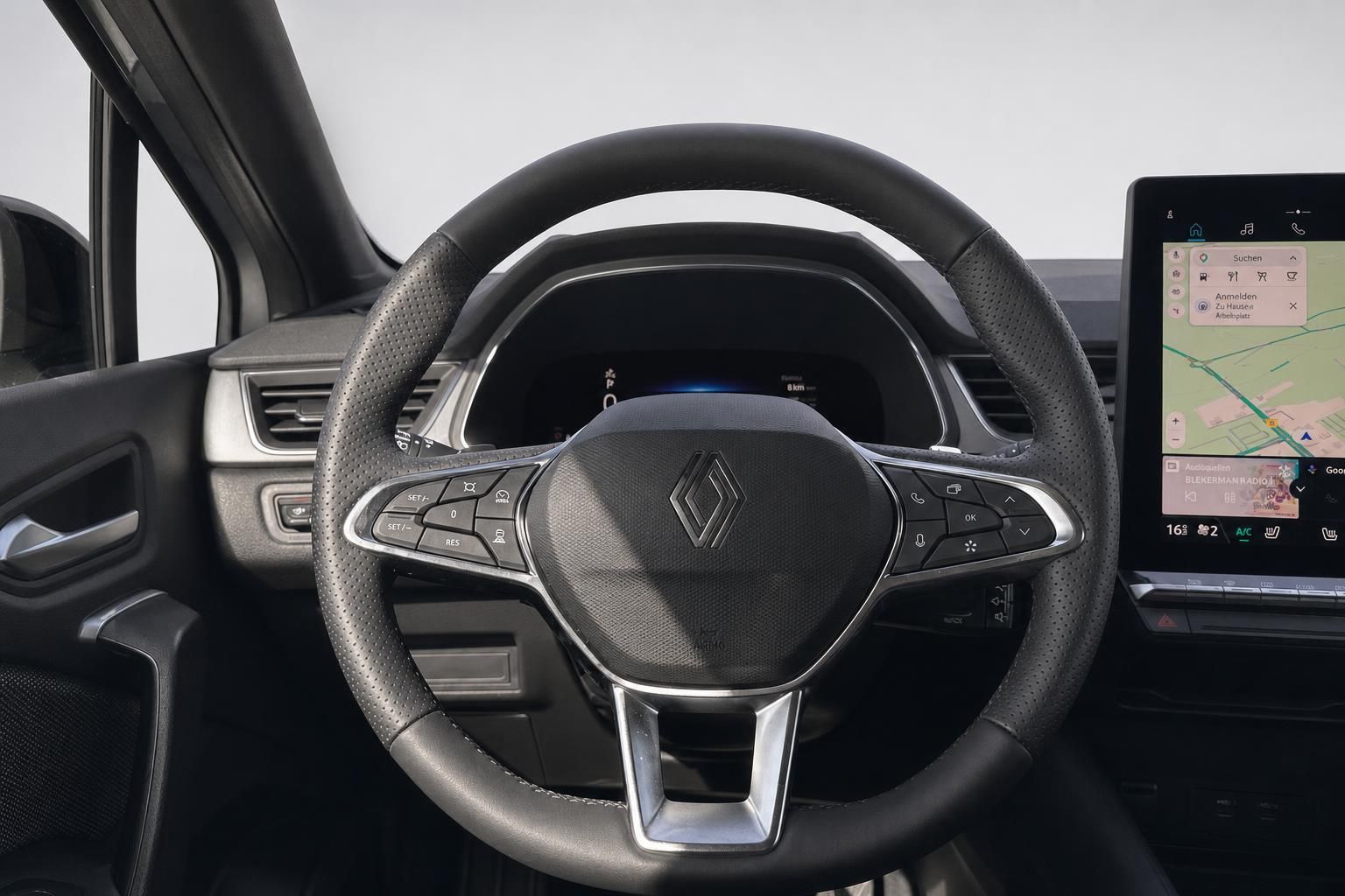 Renault Fahrzeug Innenraum Lenkrad mit digitalen Bedienelementen und Touchscreen-Navigation