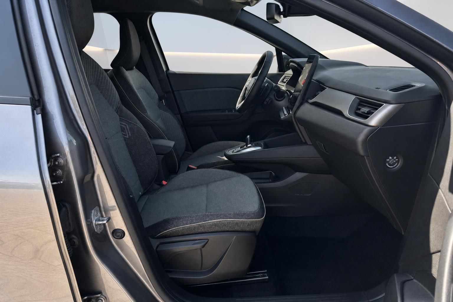 Renault Captur Innenraum Beifahrerseite mit dunkler Polsterung und ergonomischen Sitzen