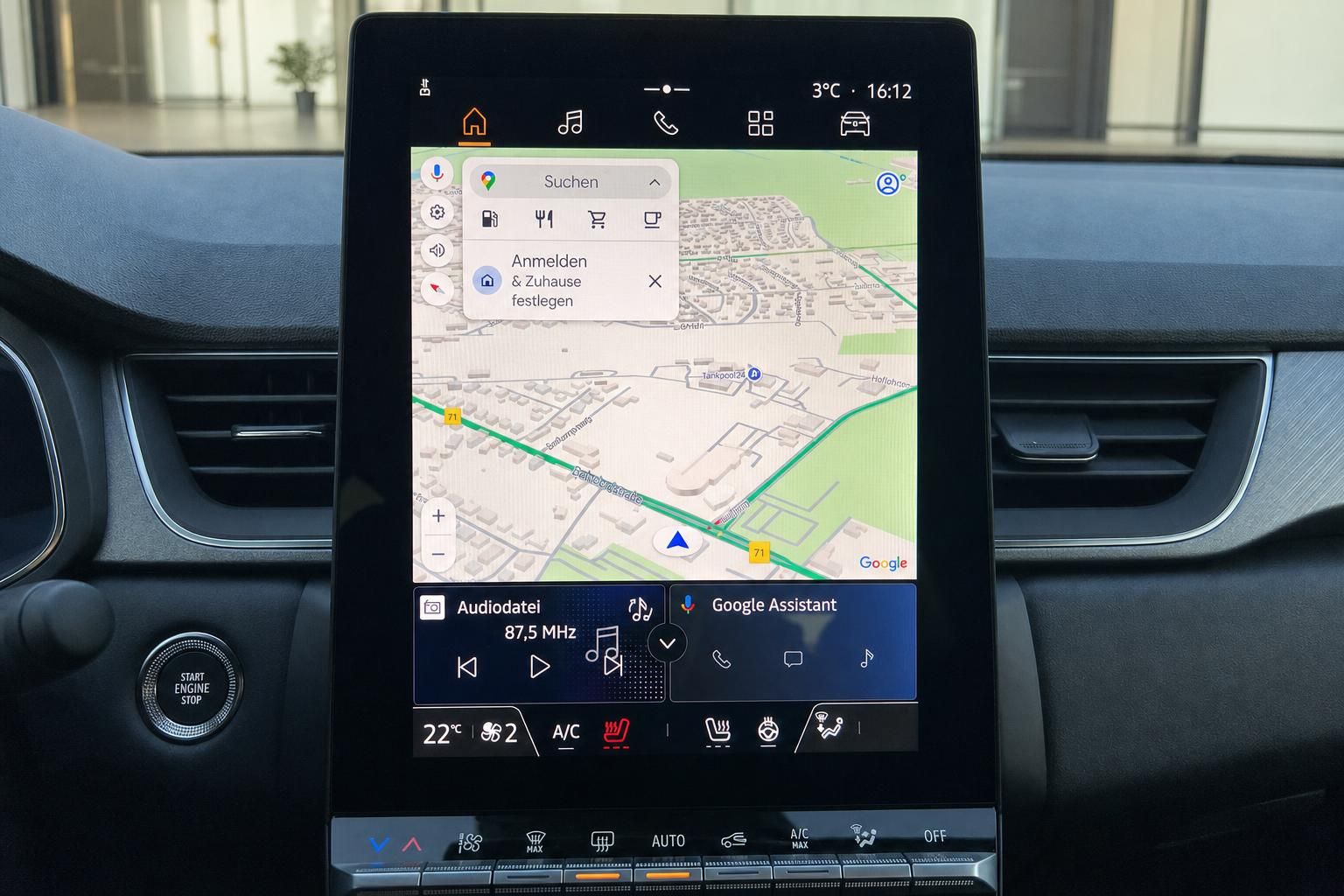 Renault Infotainment-System mit Google Maps Navigation und Audiodatei-Anzeige im Fahrzeug