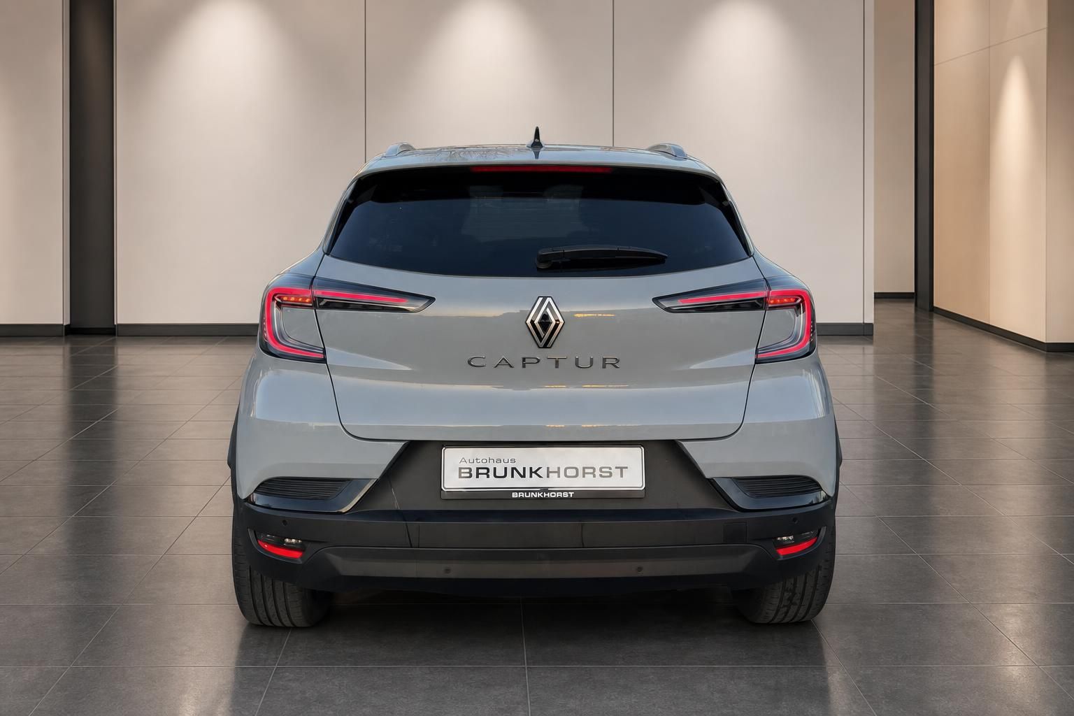 Renault Captur Heckansicht grau - Rücklichter und CAPTUR Schriftzug im Autohaus Brunkhorst