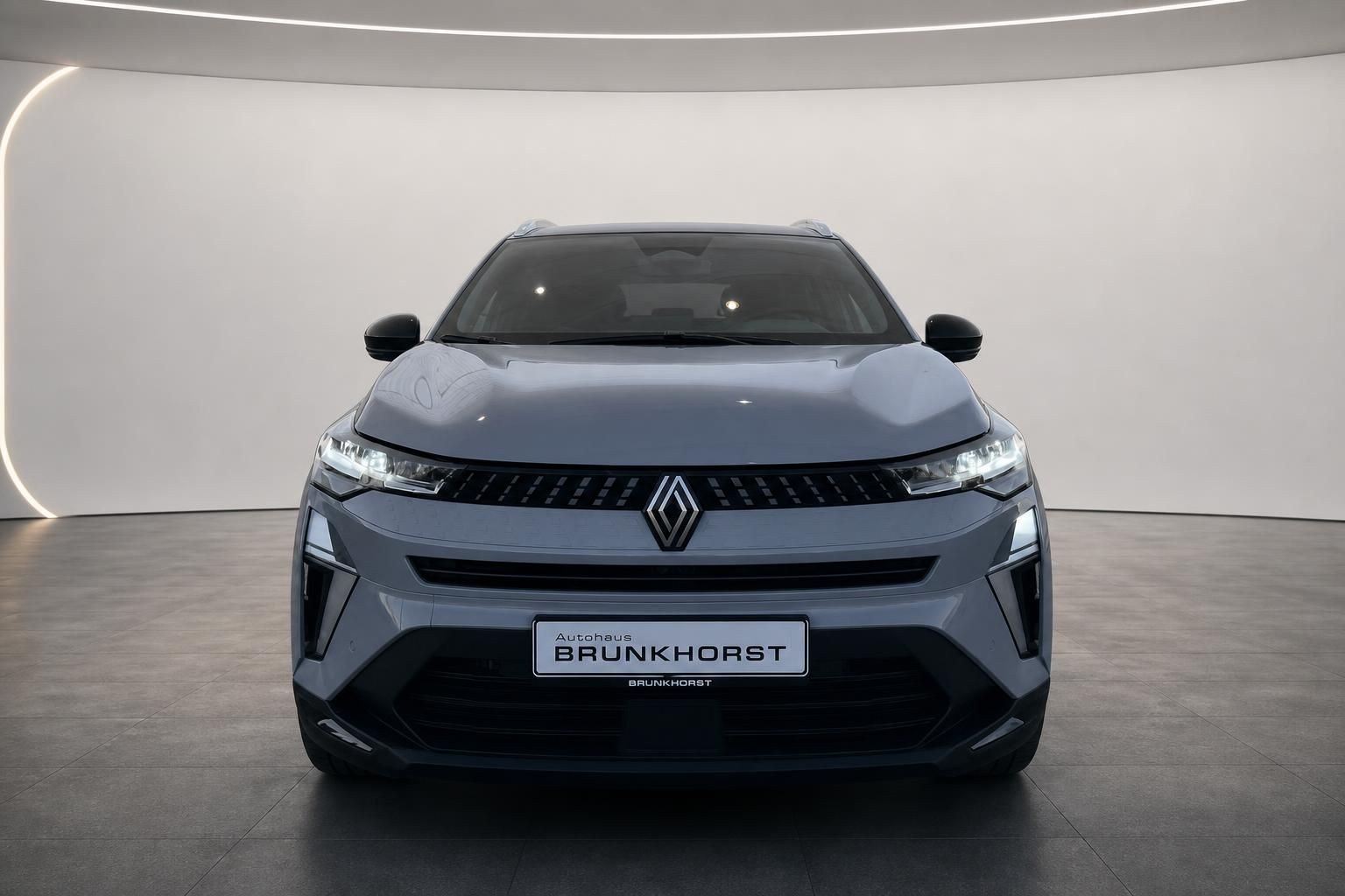 Renault Captur Front grau - direkter Blick auf Kühlergrill und Renault Logo im Showroom