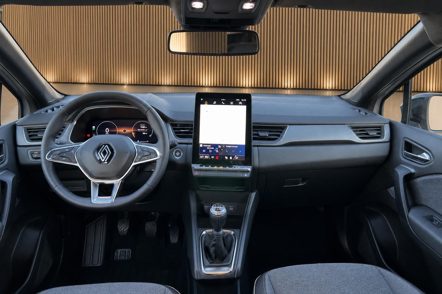Renault Fahrzeug Innenraum mit modernem Cockpit, Touchscreen Display und Holzdekor-Himmel