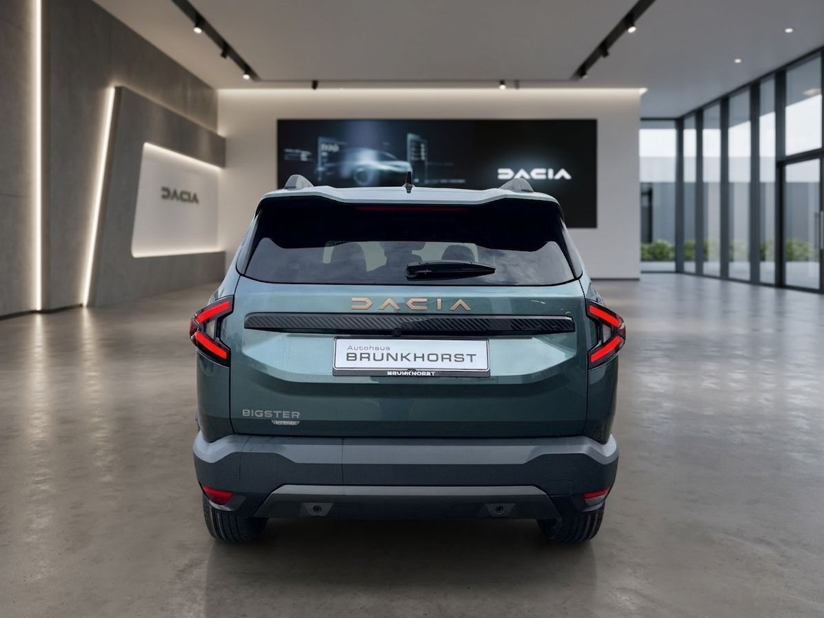Dacia Bigster Heckansicht in grau - Rückleuchten und Modellschriftzug im Autohaus Showroom