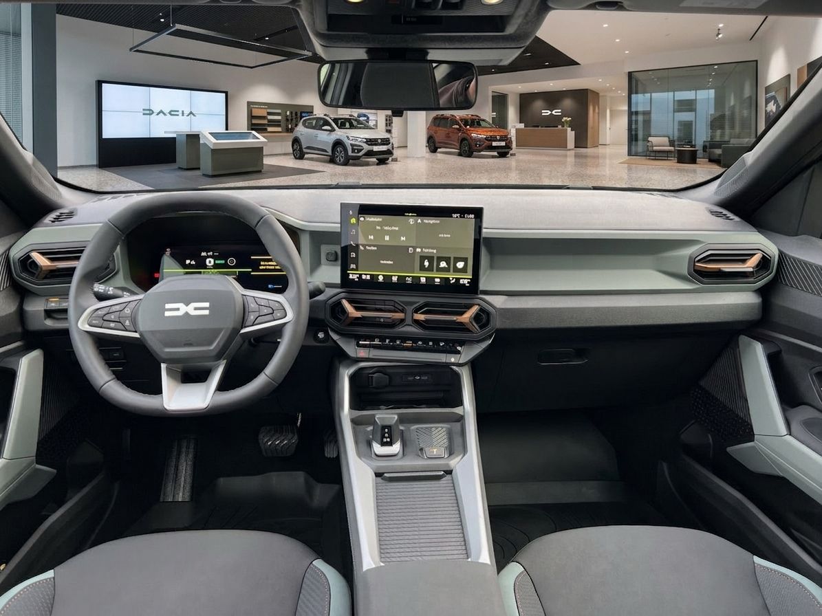 Dacia Innenraum mit modernem Cockpit und Touchscreen im Autohaus-Showroom