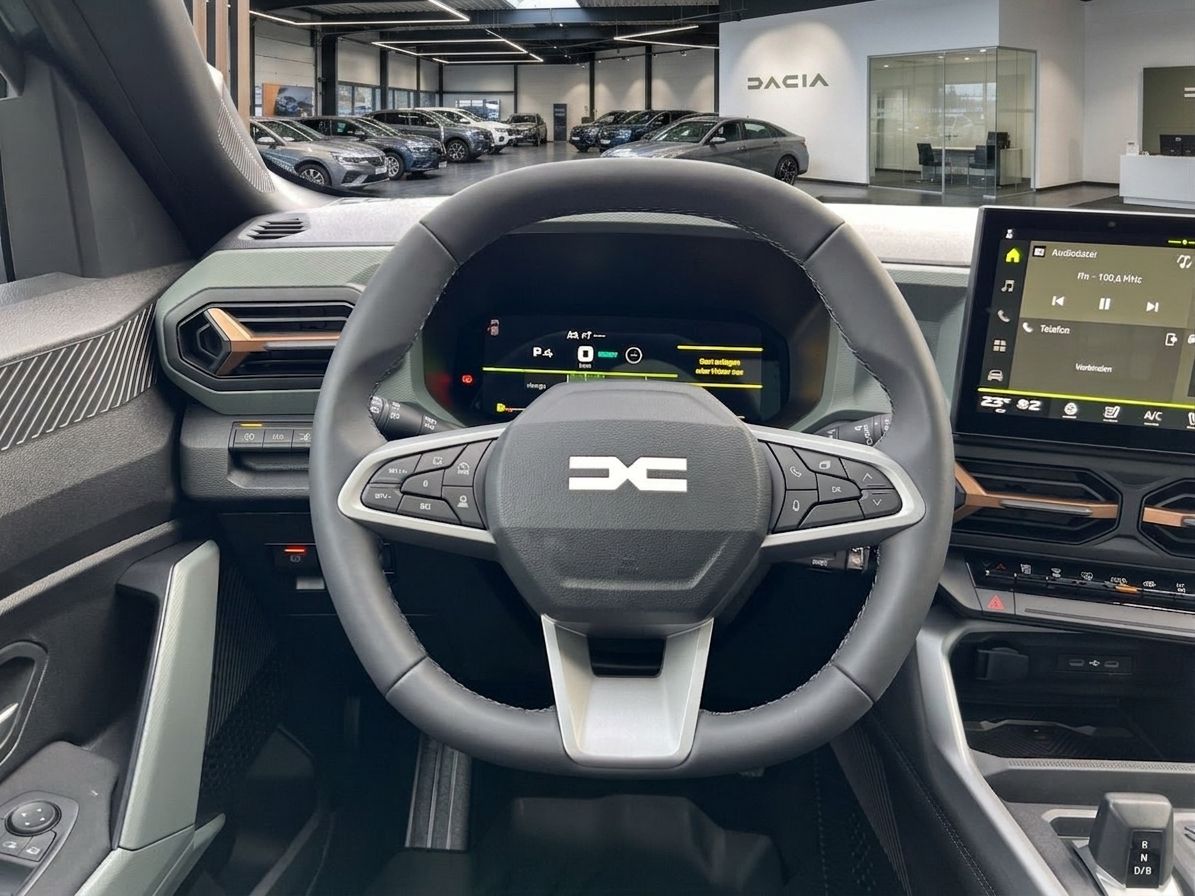 Dacia Lenkrad mit digitalen Anzeigen und Bedienungselementen im Fahrzeug-Innenraum