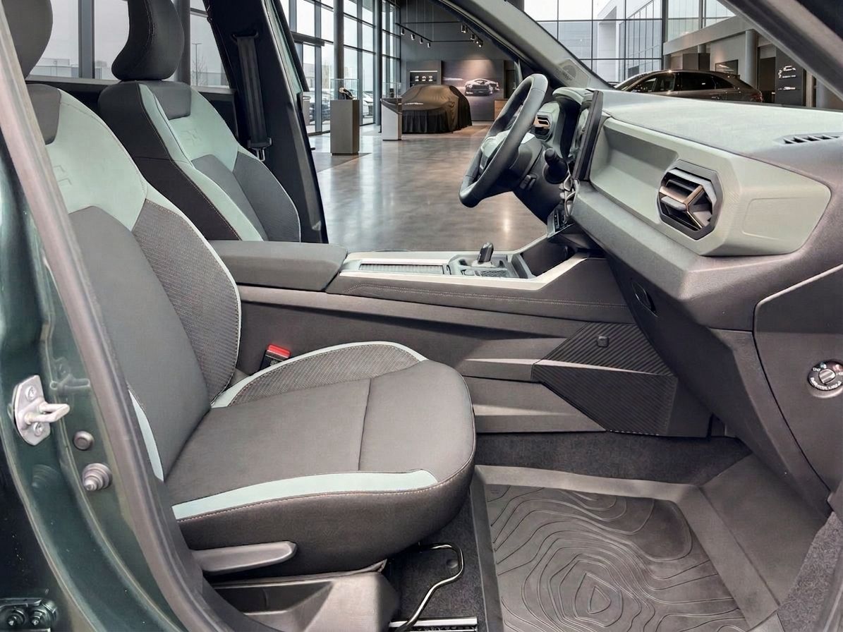 Dacia Fahrersitz und Armaturenbrett mit Blick in den modernen Autohaus-Showroom