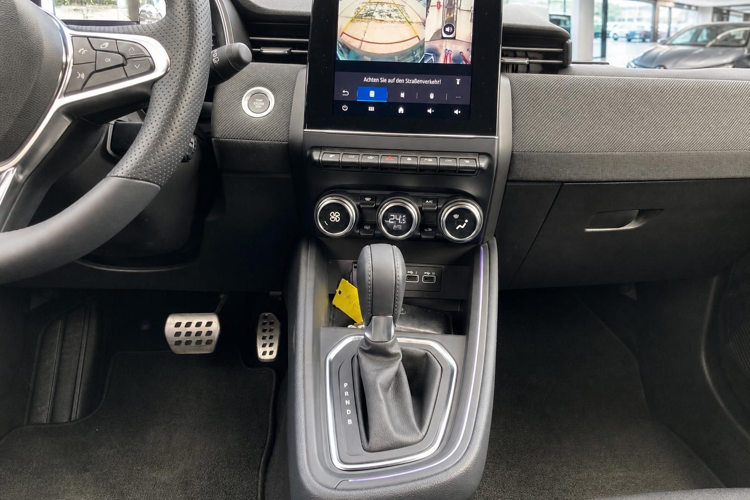 Mittelkonsole mit Automatikgetriebe, Klimaanlage und Infotainment-Display