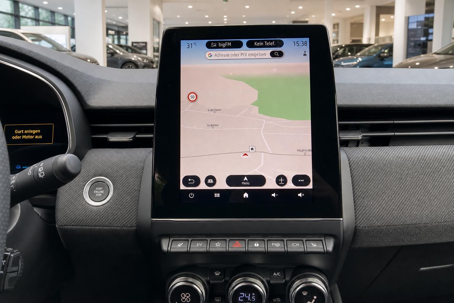 Navigationssystem mit Touchscreen und Lenkradbedienung im Fahrzeugcockpit