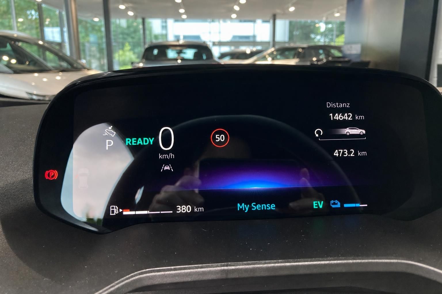 Digitales Kombiinstrument Elektrofahrzeug mit Reichweitenanzeige 380 km im Autohaus-Showroom