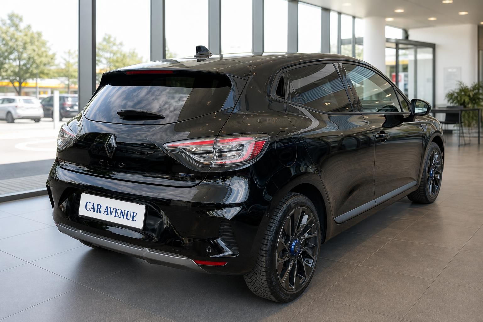 Schwarzer Renault Clio Heckansicht - LED-Rücklichter und Renault-Logo im Autohaus-Showroom