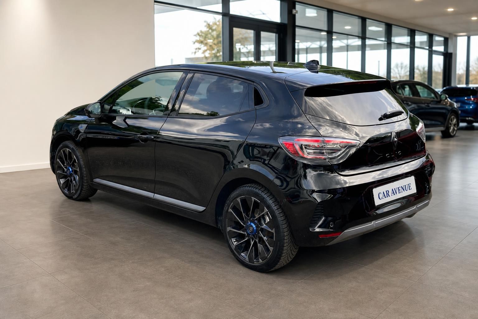 Renault Clio schwarz - Seitliche Heckansicht mit sportlichen Felgen und modernem Design