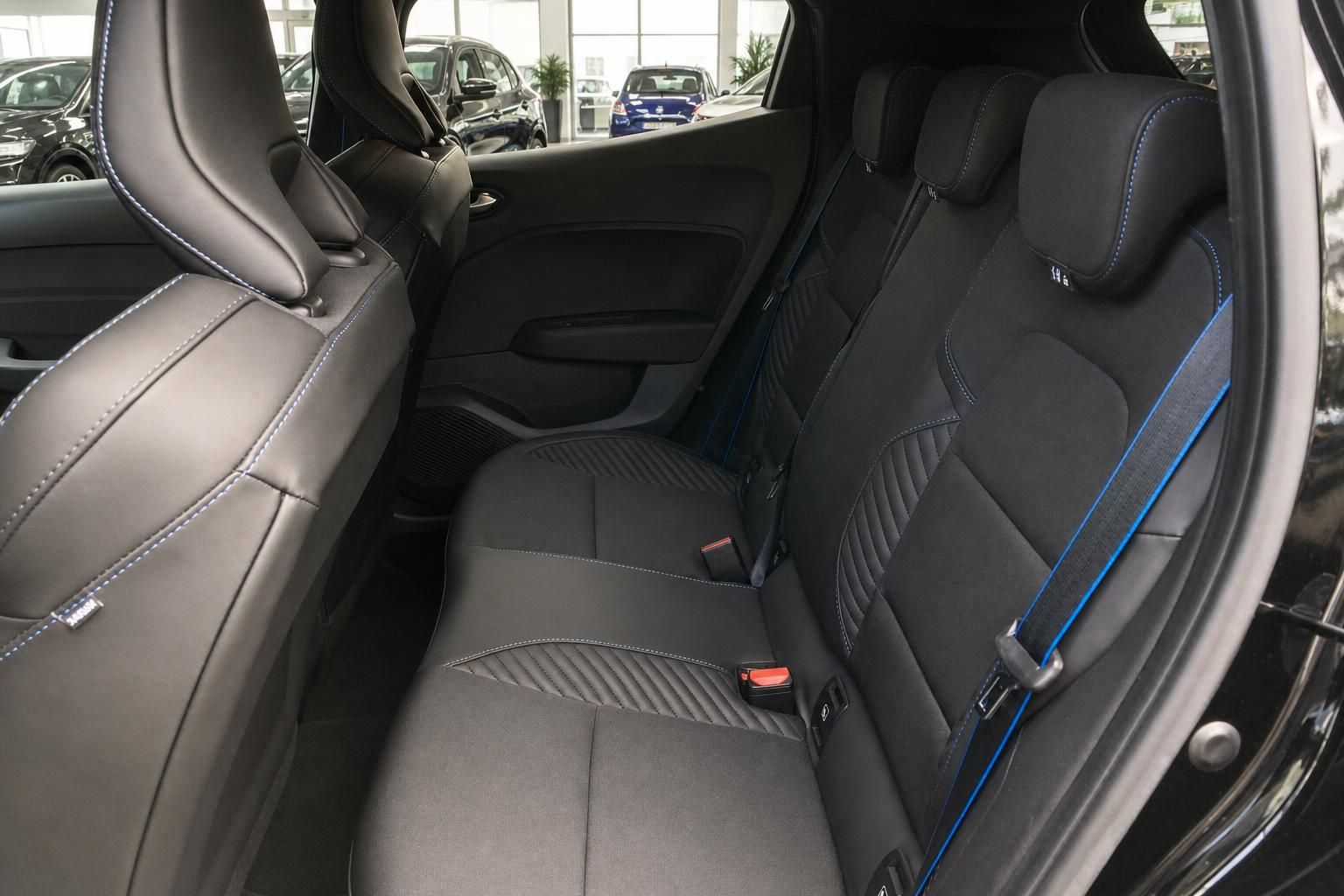 Rücksitze mit schwarzem Leder und blauen Ziernähten im Fahrzeuginnenraum