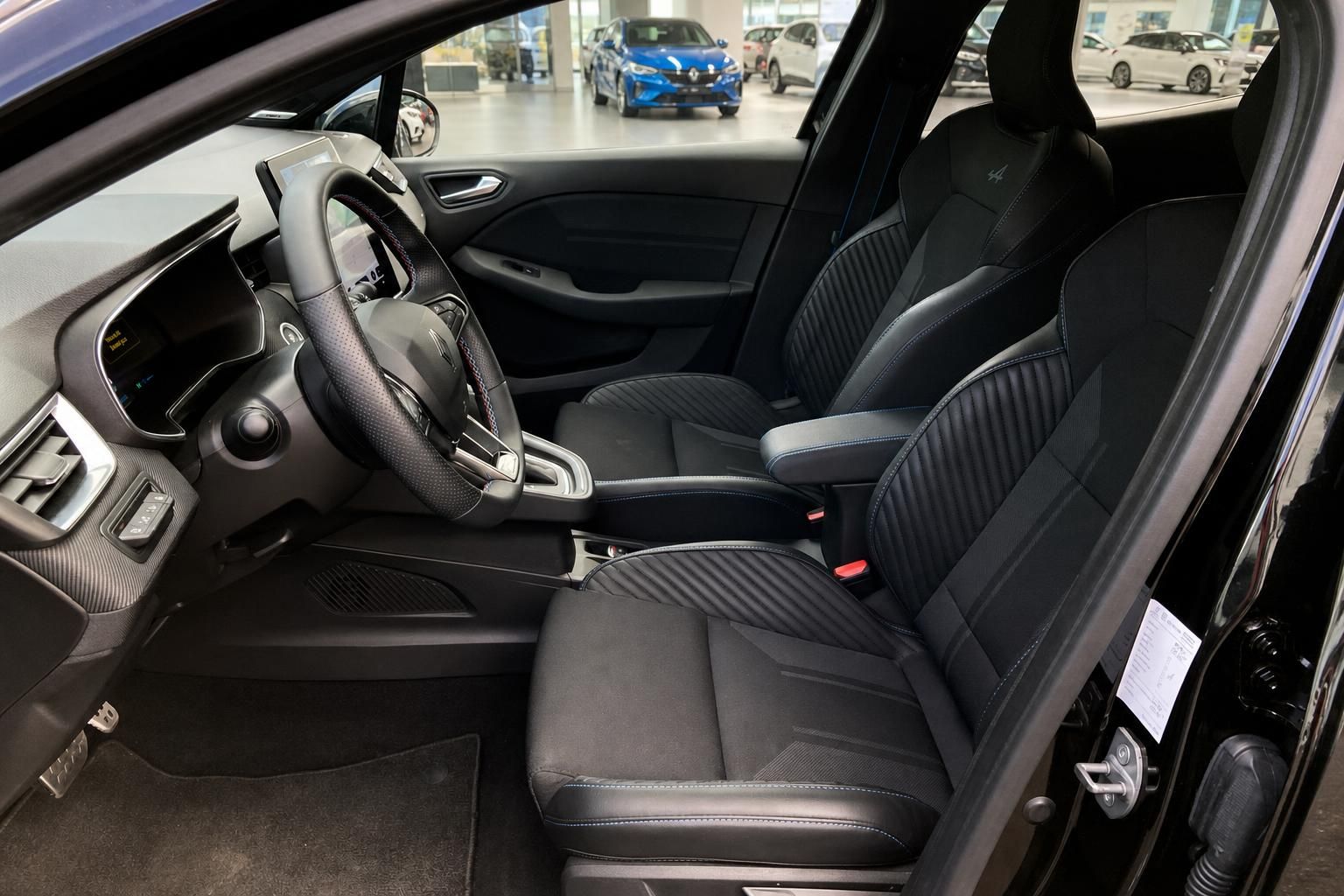 Fahrersitz und Cockpit mit schwarzem Leder-Interieur und modernem Design