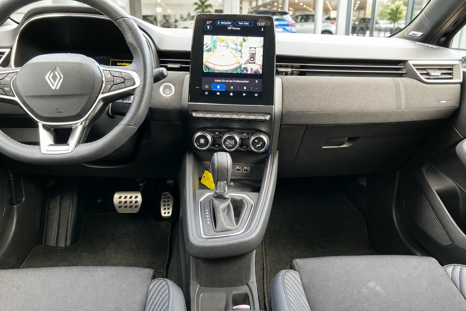 Renault Innenraum mit Lenkrad, Touchscreen-Display und Automatikgetriebe im Autohaus