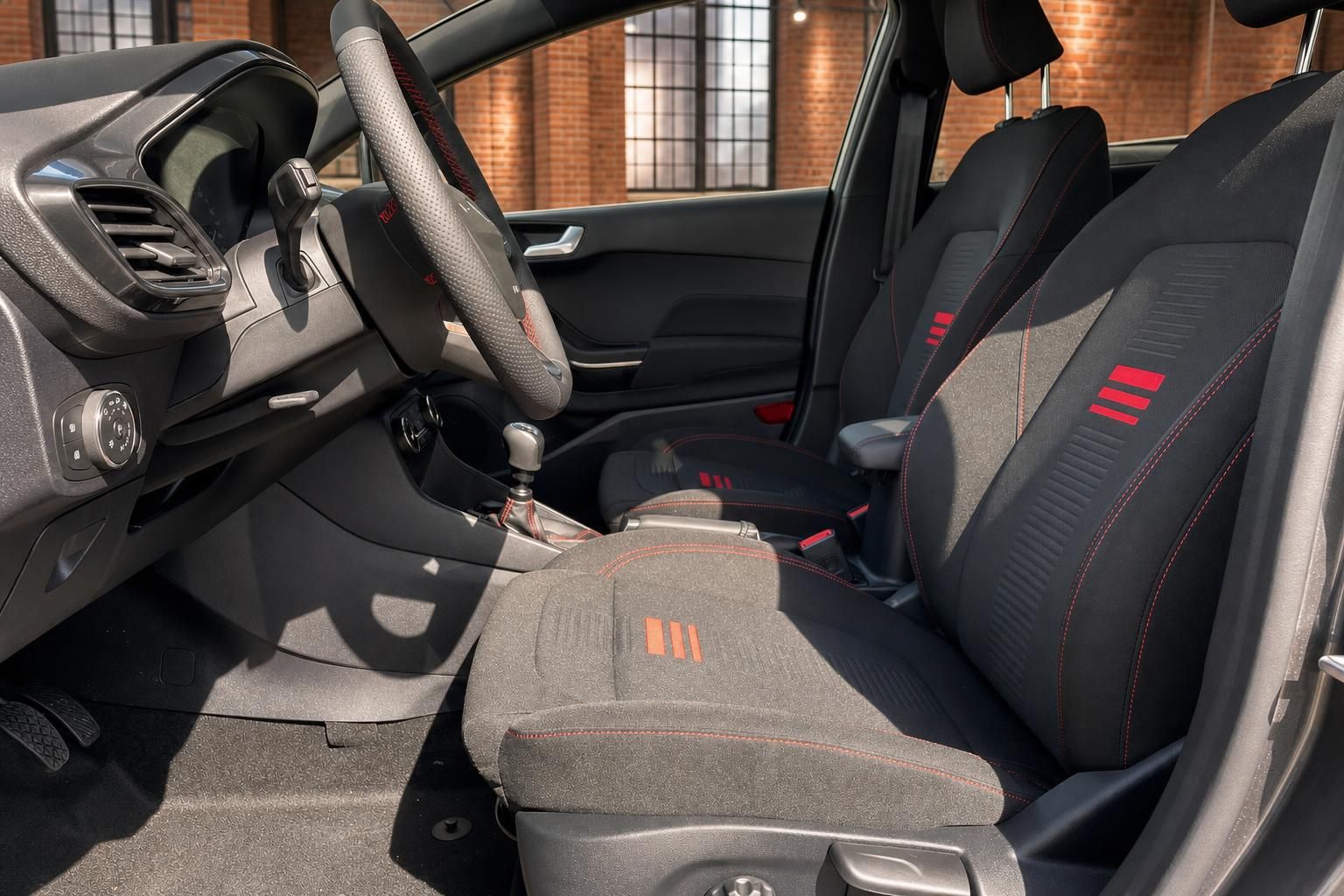 Ford Fiesta Innenraum – Fahrersitz und Beifahrersitz mit roten Ziernähten und Sportdesign