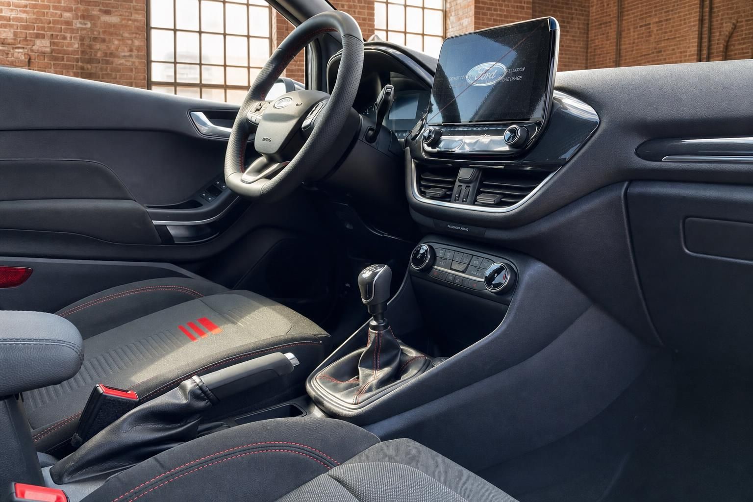 Ford Fiesta Cockpit – Lenkrad, Schaltknüppel und Touchscreen-Infotainment im Innenraum
