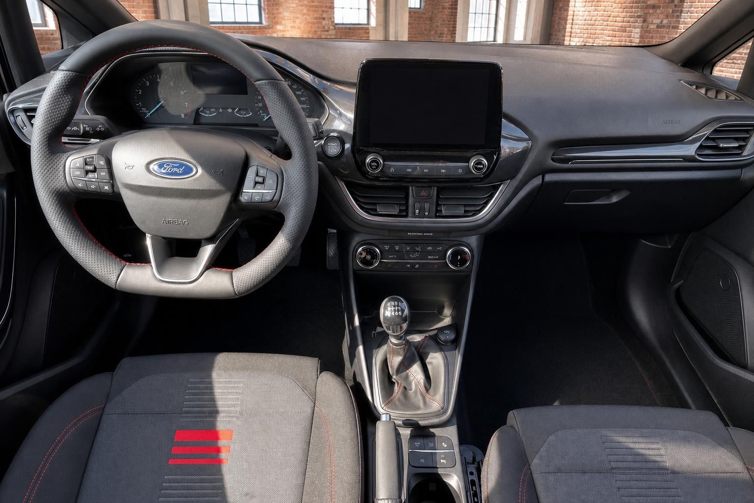 Ford Fiesta Innenraum – Armaturenbrett mit Ford-Lenkrad, Touchscreen und Schaltgetriebe
