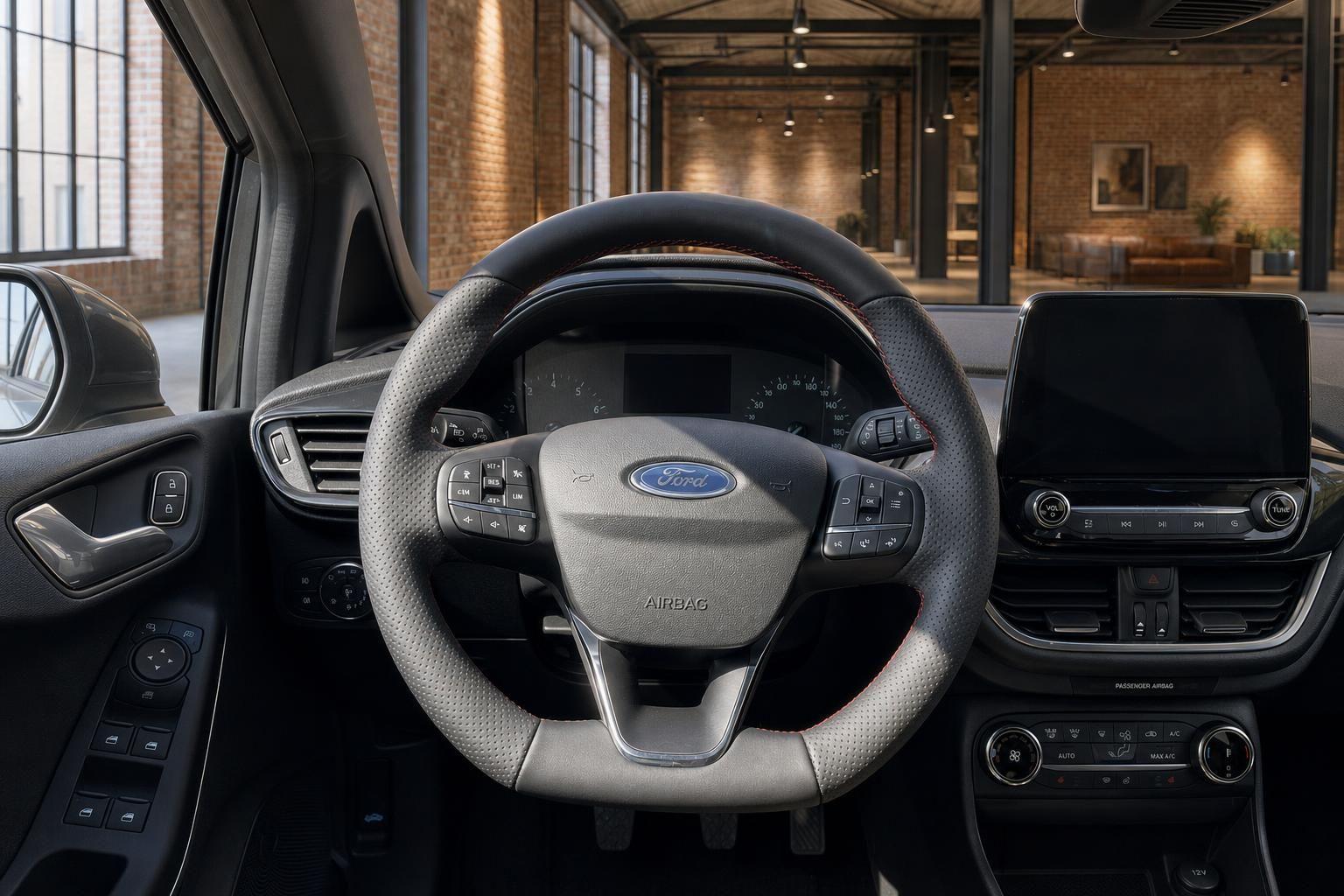Ford Fiesta Lenkrad in Nahaufnahme – perforiertes Leder mit Ford-Logo und Multifunktionstasten