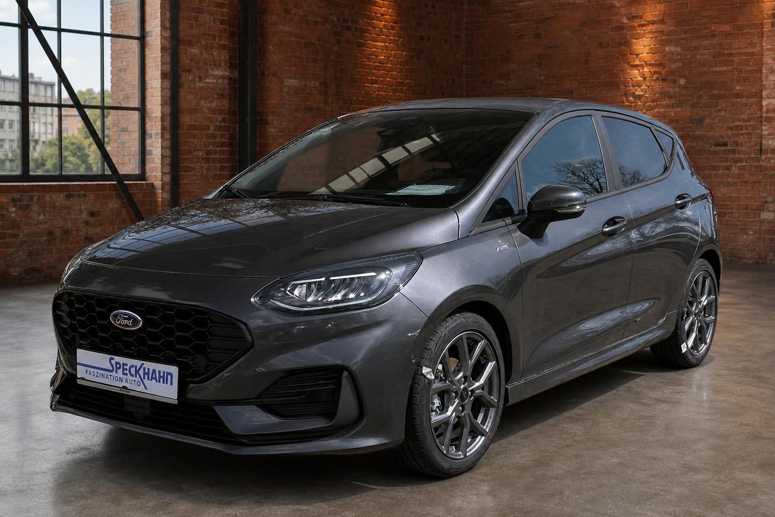 Ford Fiesta ST-Line grau Frontansicht schräg rechts im Showroom bei Autohaus Speckhahn
