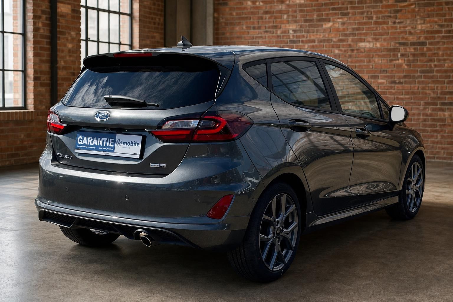 Ford Fiesta grau Heckansicht schräg rechts im Innenraum mit Kennzeichenhalter Garantie Mobile