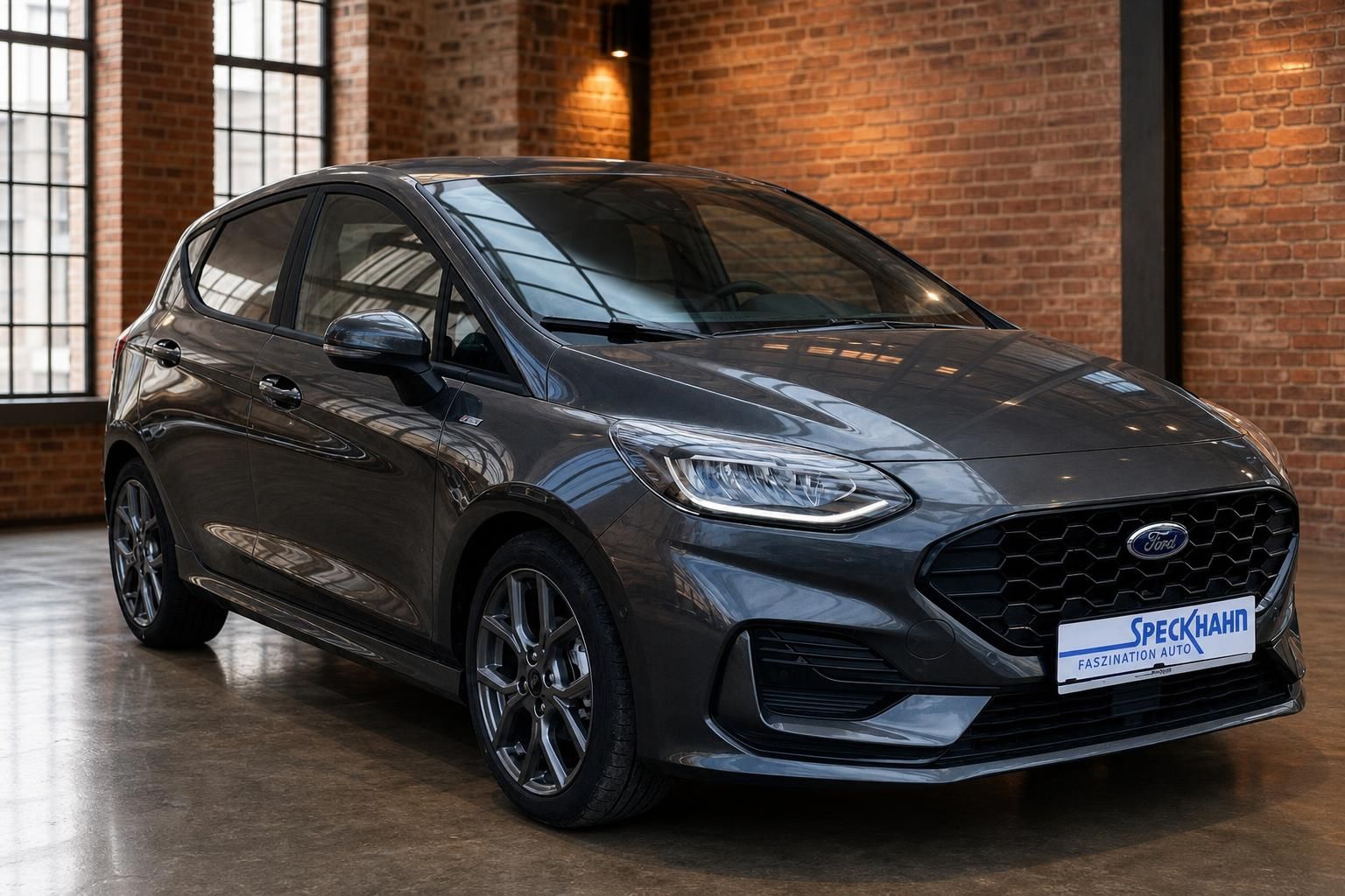 Ford Fiesta ST-Line grau Frontansicht schräg links im Showroom bei Autohaus Speckhahn