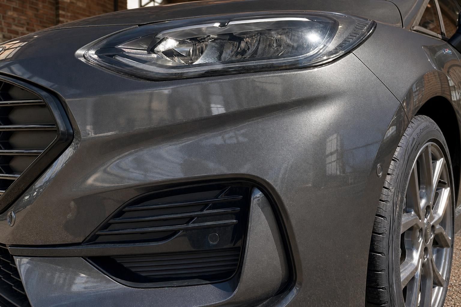 Ford Fiesta grau Frontpartie Nahaufnahme LED-Scheinwerfer und Stoßstange