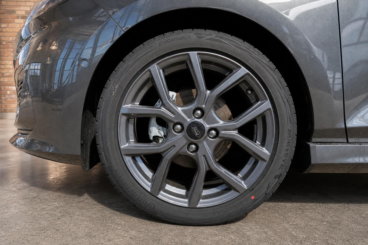 Ford Fiesta grau Alufelge 17 Zoll mit Continental EcoContact 6 Reifen Nahaufnahme