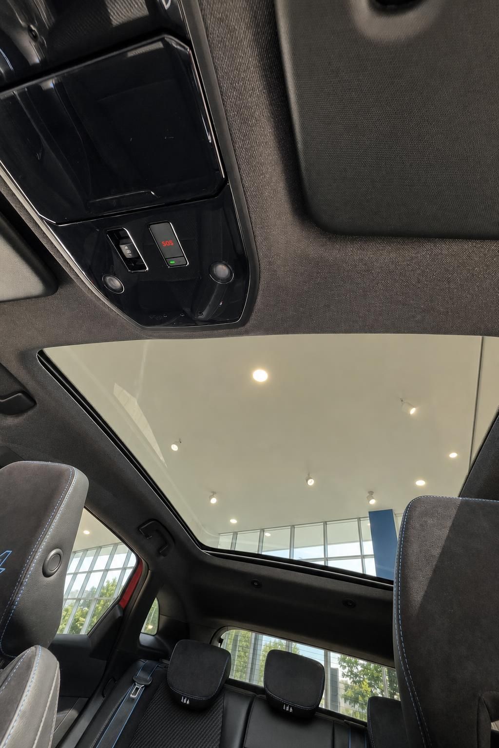 Renault Austral Panorama-Schiebedach und Rueckbank Innenansicht