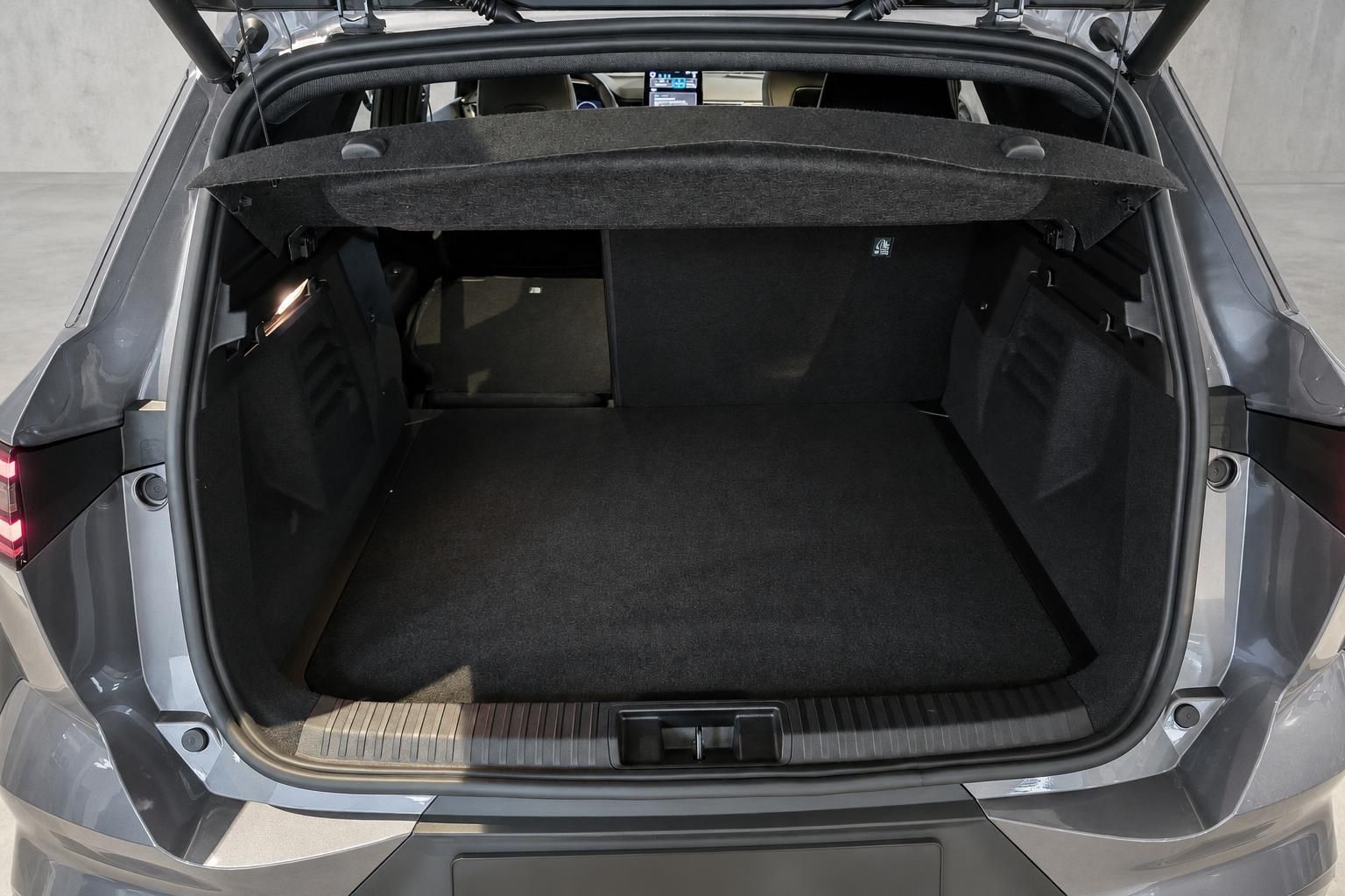 Kofferraum mit Ladeboden und Gepaeckraumabdeckung im SUV Kombi
