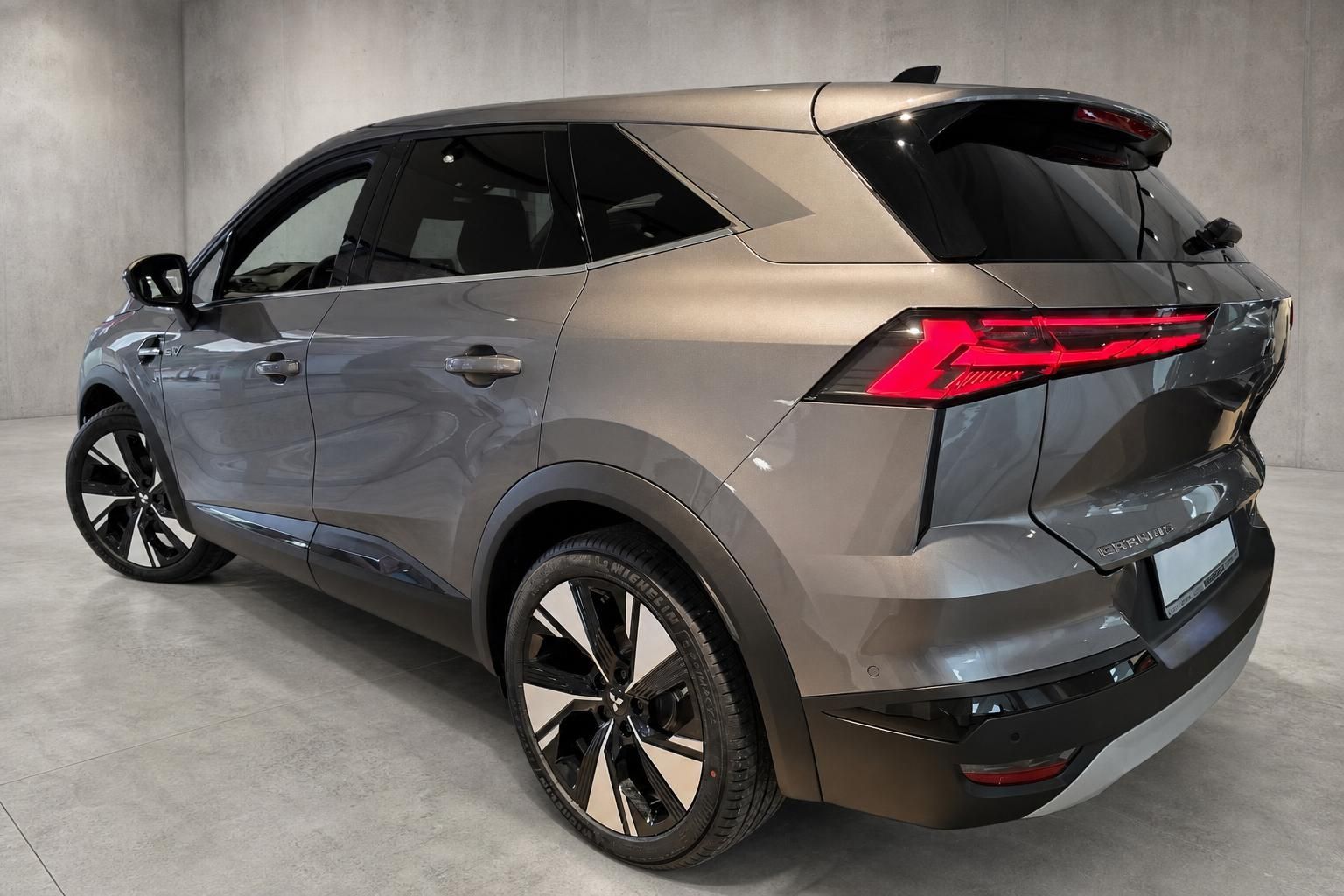 Renault Rafale Elektro SUV, Heckansicht seitlich im Studio