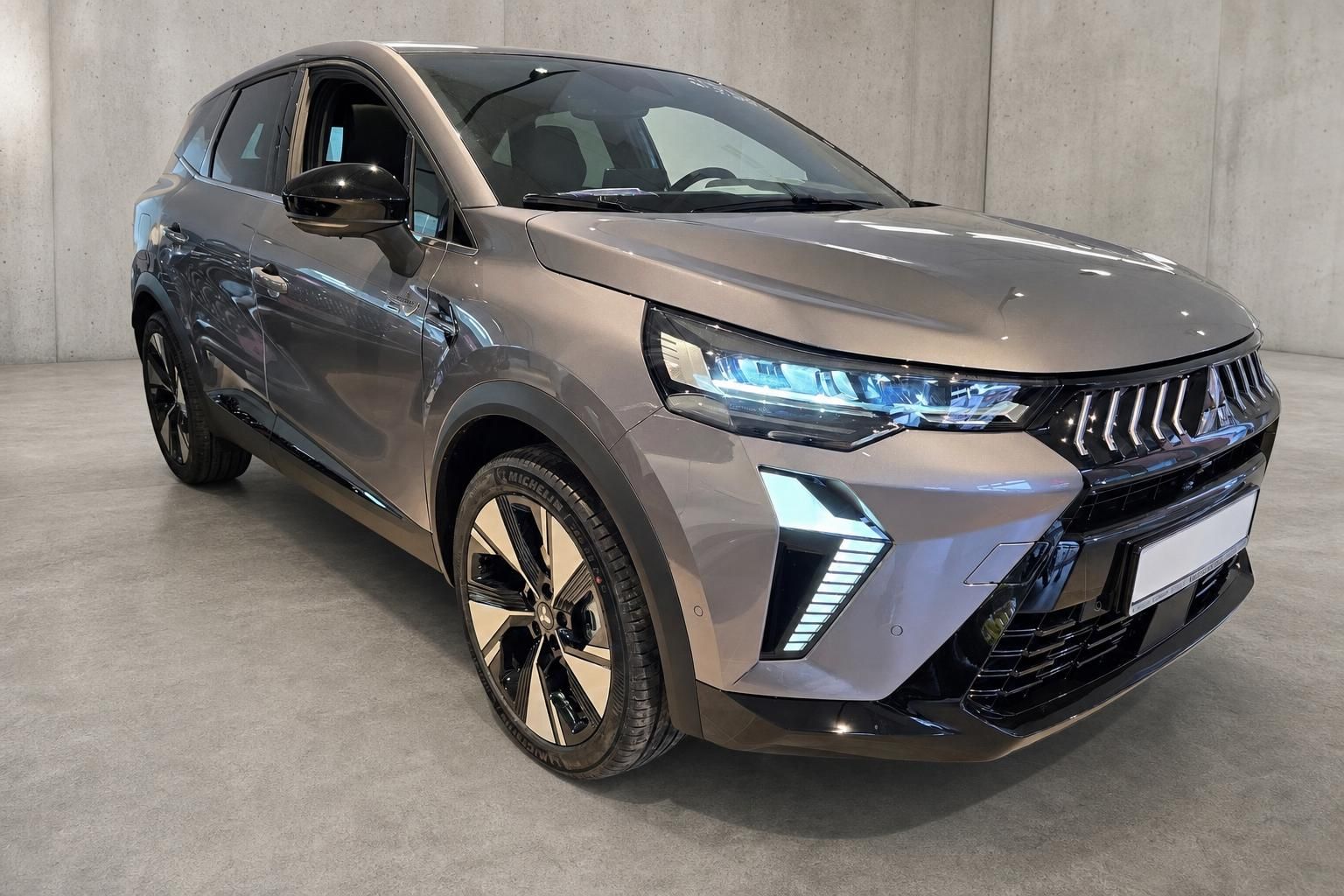Renault SUV in Braun-Metallic, Frontansicht schraeg im Studio