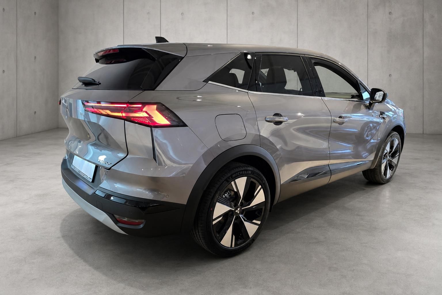 Renault SUV Elektro, Heckansicht schraeg mit Leichtmetallfelgen