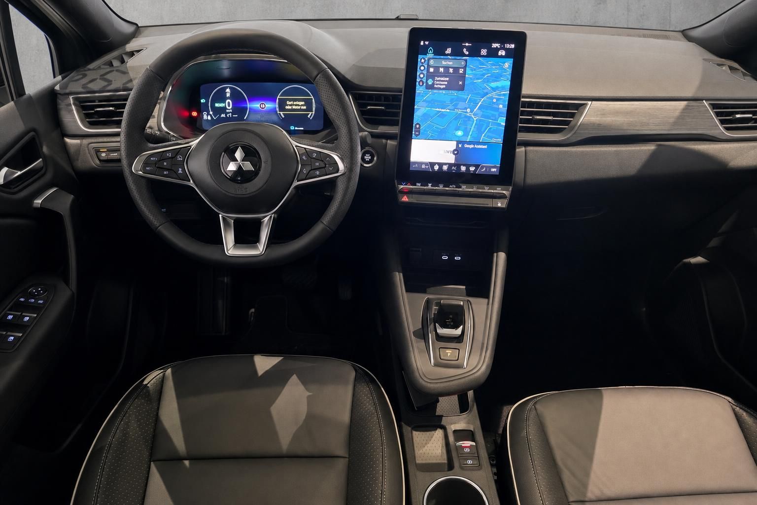 Cockpit mit Lenkrad, Mitsubishi Logo und Navigationsdisplay im Innenraum